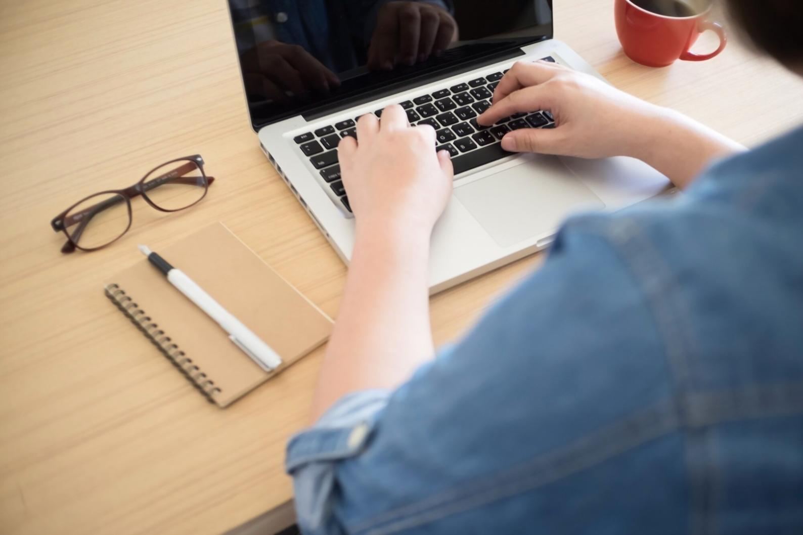 Environnement de travail moderne avec documents financiers